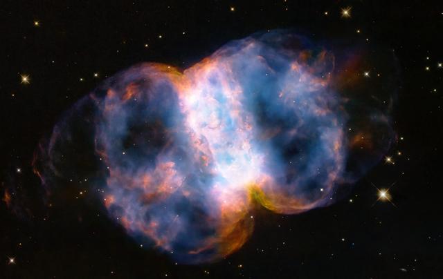 哈勃望远镜团队发布壮观的小哑铃星云景象庆祝航天器在轨34周年(图1)