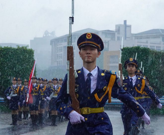 WilliamHill五四青年节大学生风雨中升国旗(图2)