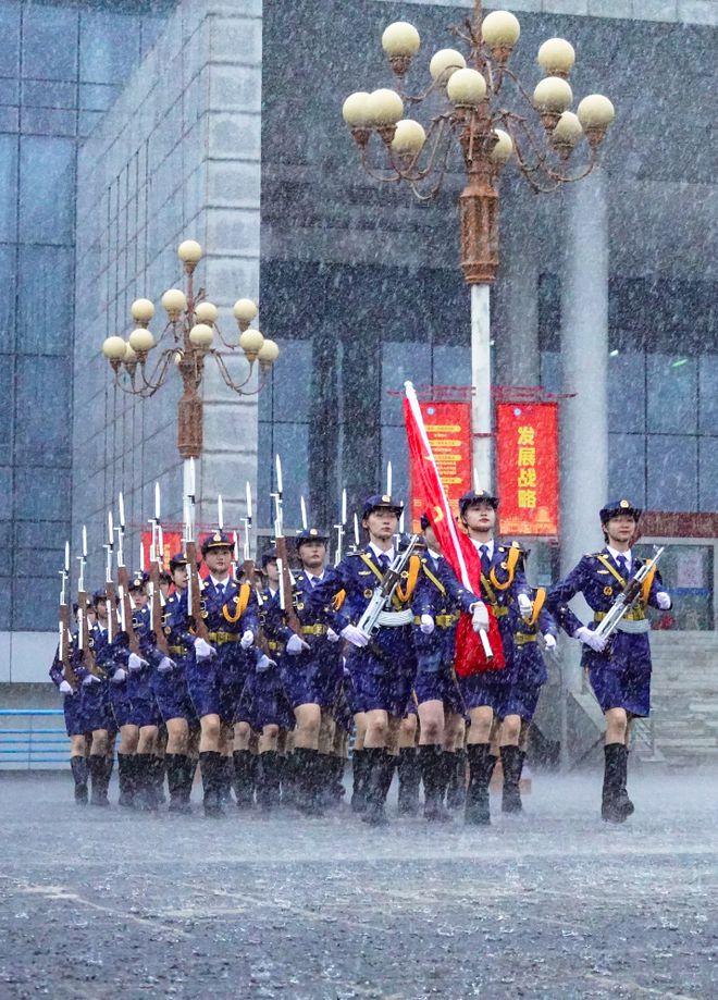 WilliamHill五四青年节大学生风雨中升国旗(图1)