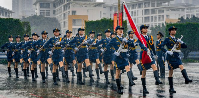 WilliamHill五四青年节大学生风雨中升国旗(图3)