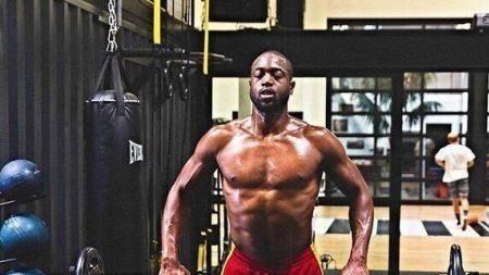 NBA十大奇葩训练：库里蒙眼演绎极致技巧詹姆斯抬轮胎展现怪力(图5)