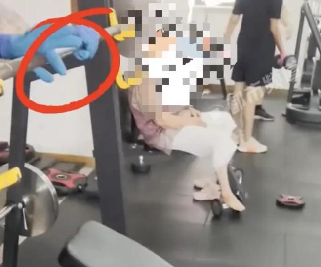 大妈在健身房里脚踩哑铃健身房酒精喷壶是标配(图2)