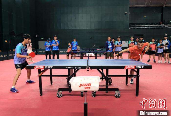 蓉港澳青少年以球会友结“乒乓友谊”(图1)
