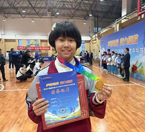 西安市浐灞第二中学参加西安浐灞国际港2024年中小学乒乓球比赛(图1)