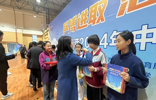 西安市浐灞第二中学参加西安浐灞国际港2024年中小学乒乓球比赛(图2)