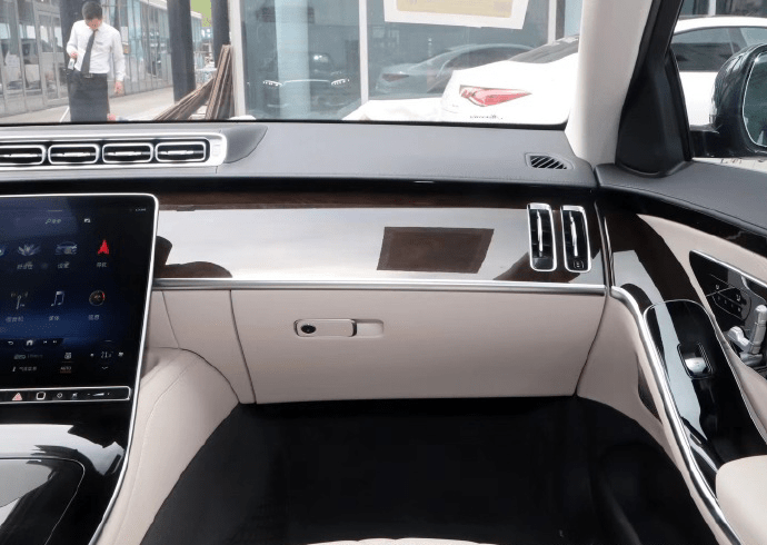天生无畏的2024款奔驰迈巴赫S4804MATIC(图6)
