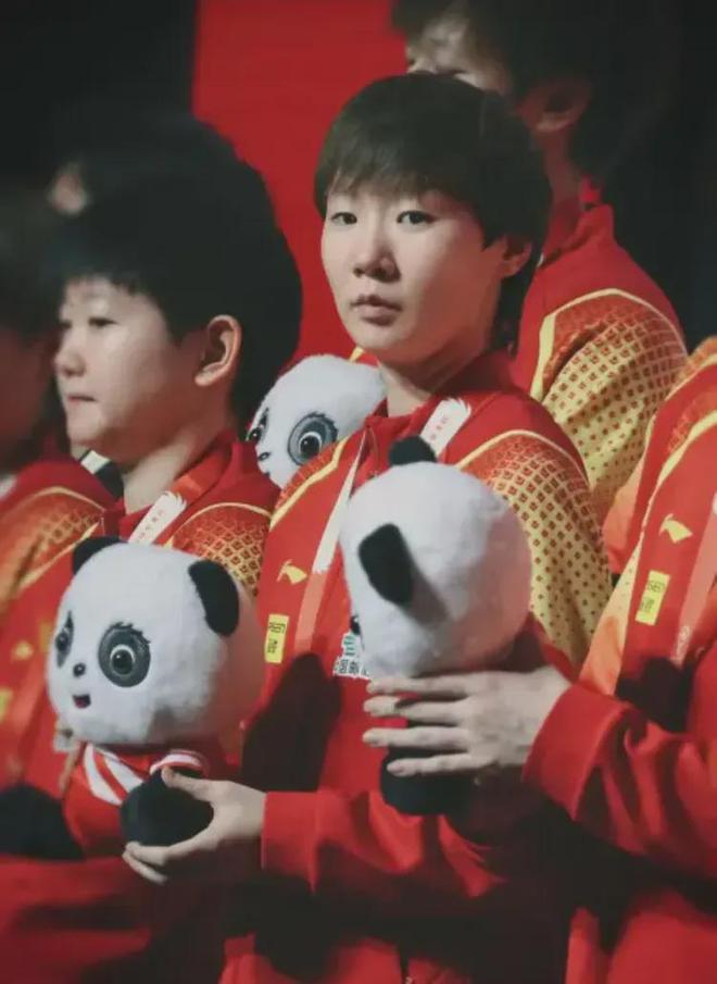心疼王曼昱乒超联赛现场带病为队友加油樊振东的选择让人迷茫(图3)