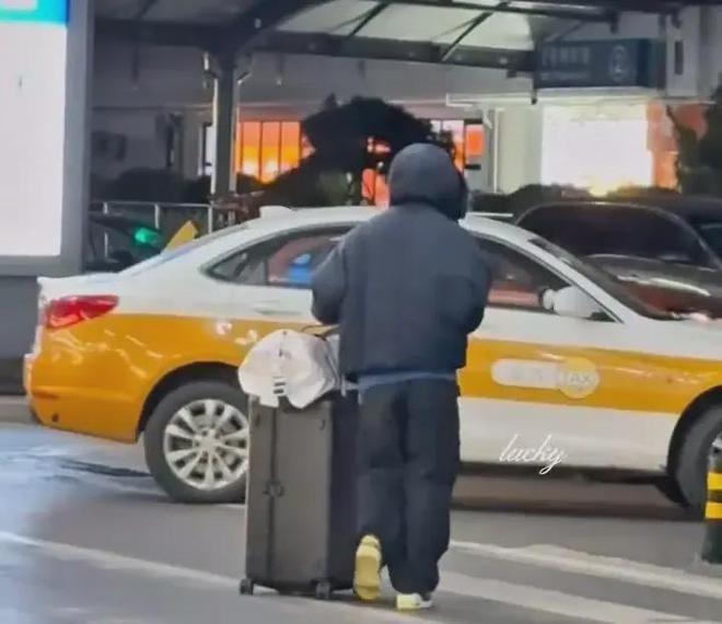 心疼王曼昱乒超联赛现场带病为队友加油樊振东的选择让人迷茫(图7)