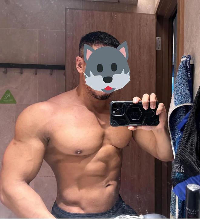 男性8个二头肌最佳训练动作打造粗壮的3D“男友臂”！(图1)