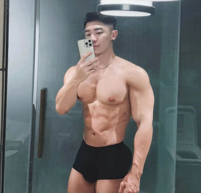 5个哑铃练全身的最佳动作快速燃脂打造硬核肌肉！(图2)