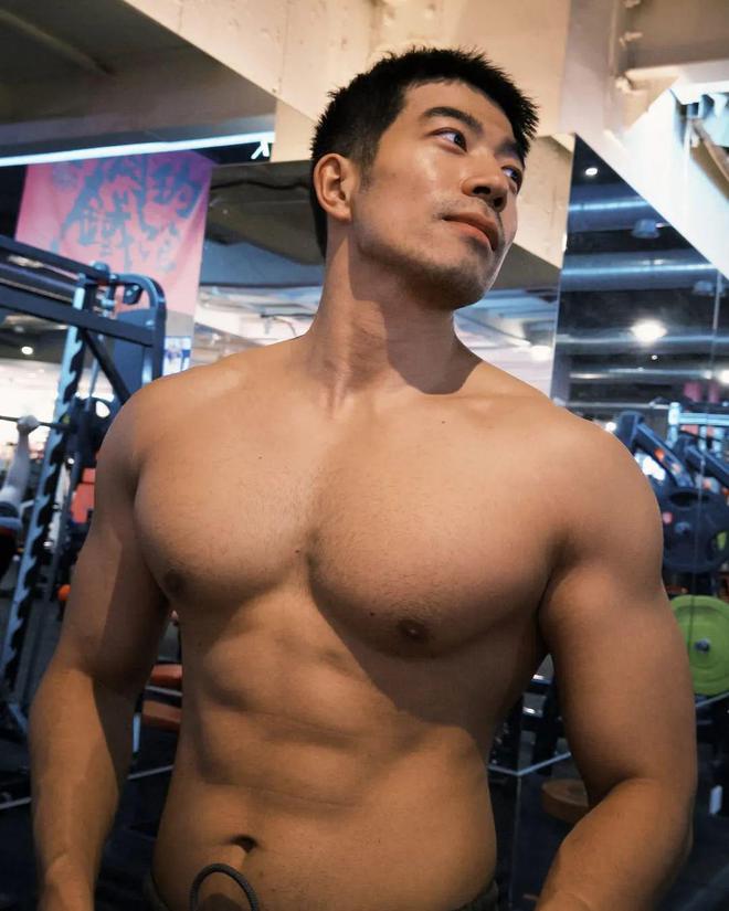 6个胸部训练动作雕刻胸型轮廓打造“撑爆”衬衫的胸肌！(图1)