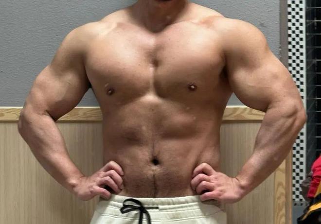 5个手臂训练动作刺激肱三头肌打造粗壮的“麒麟臂”！(图1)