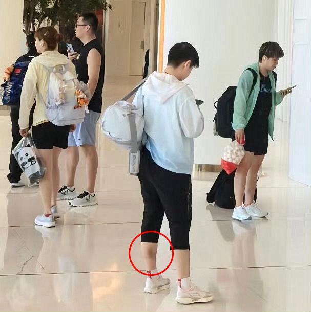 威廉希尔国乒抵达多哈首次训练孙颖莎被发现小腿大面积淤青令人心疼！(图2)