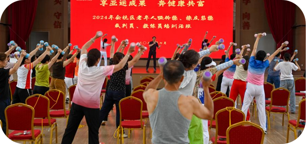杭州市余杭近百老年人在竹园村参训哑铃橡皮筋操(图3)