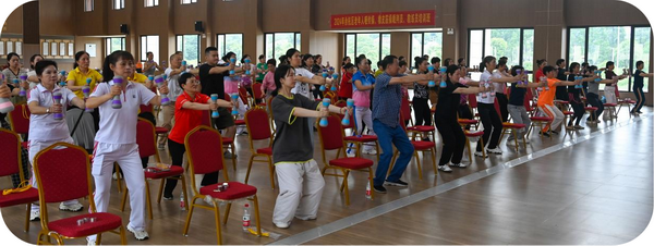 杭州市余杭近百老年人在竹园村参训哑铃橡皮筋操(图1)