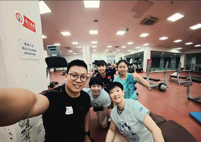 孙颖莎成都封训曝光！16岁师妹当陪练莎头组合剑指世乒赛三连冠(图1)