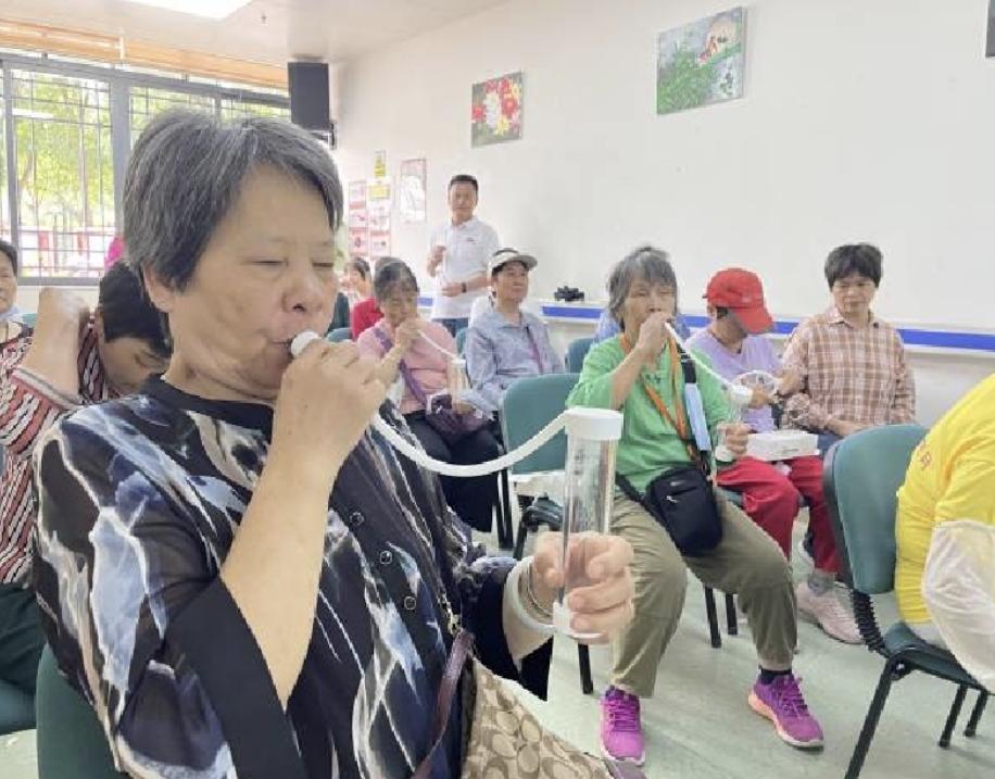 助力慢阻肺病患者康复国内首款负重式呼吸训练器亮相深圳(图1)