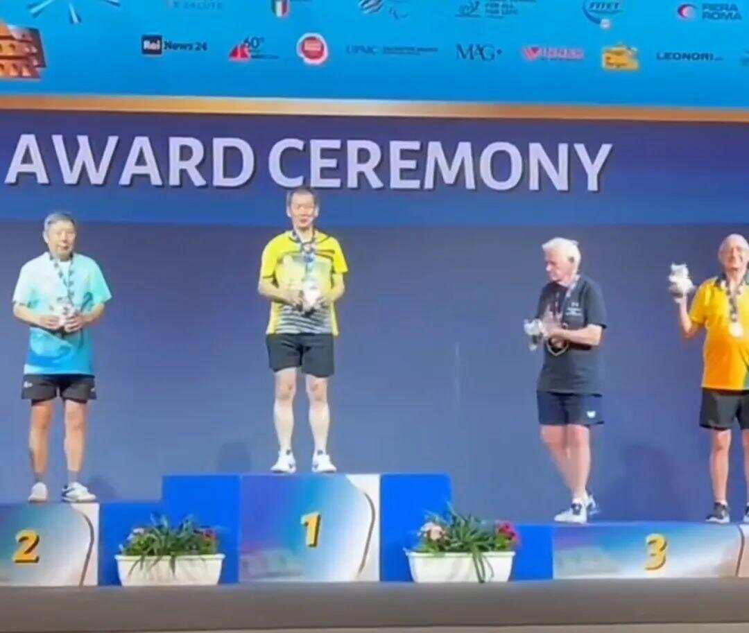 威廉希尔WilliamHill66岁开始学乒乓球81岁香港阿伯张耀钊在十五运会上比赛(图1)