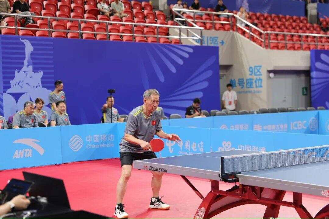 威廉希尔WilliamHill66岁开始学乒乓球81岁香港阿伯张耀钊在十五运会上比赛(图2)