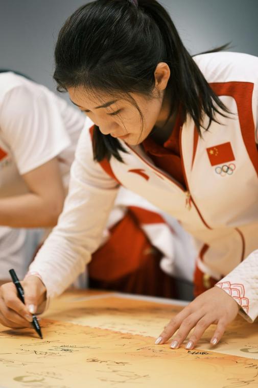 体坛天花板！陈梦受邀观礼阅兵网友惊呼原来她的地位这么高(图5)