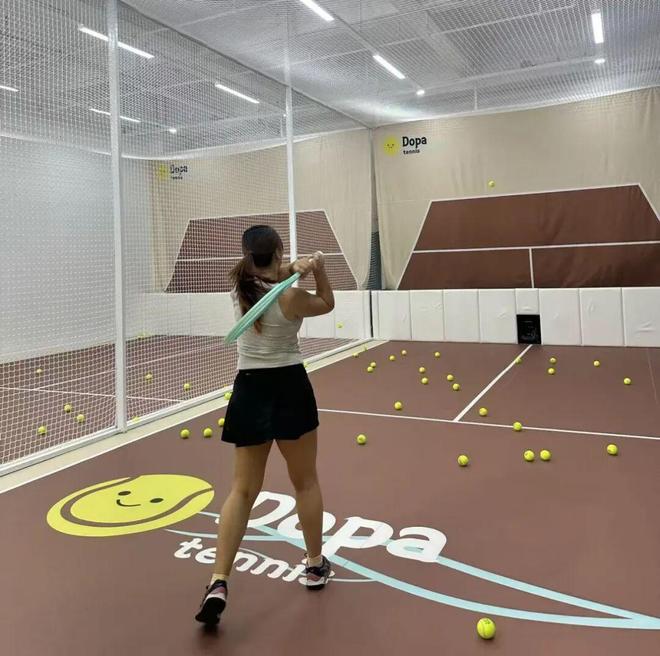 当代年轻人流行在学练馆打网球(图2)