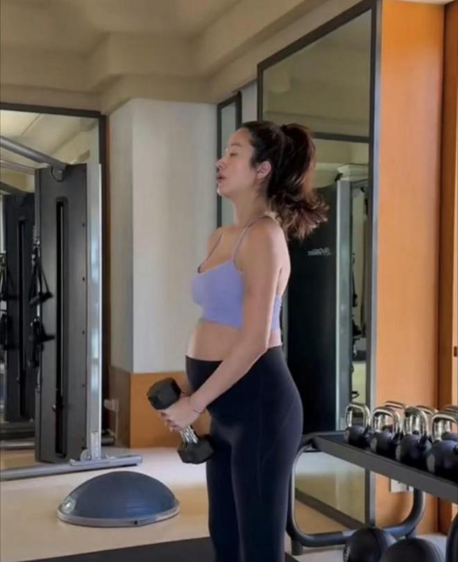 杨采钰产后首度官宣当妈与富三代老公修成正果(图1)