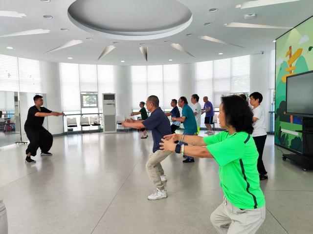 威廉希尔上海首创！当老年人涌入长者健身房如何做好“服务经”(图5)