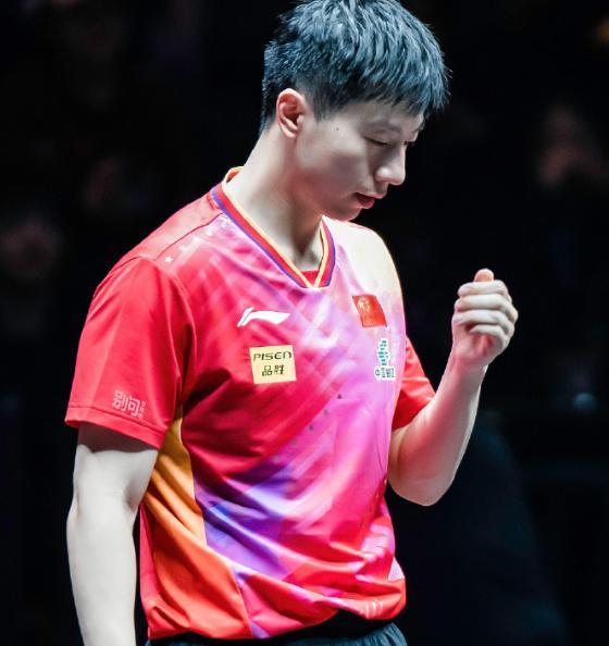 罕见的中国男乒吃蛋糕合影：樊振东最帅许昕一细节证明身体不好(图8)