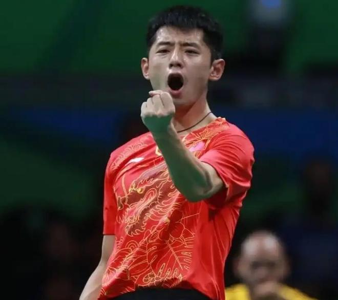 罕见的中国男乒吃蛋糕合影：樊振东最帅许昕一细节证明身体不好(图4)