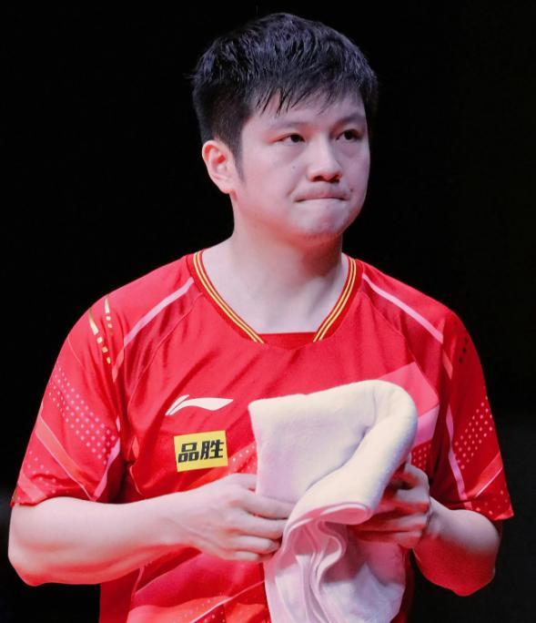 罕见的中国男乒吃蛋糕合影：樊振东最帅许昕一细节证明身体不好(图2)