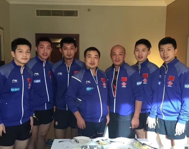 罕见的中国男乒吃蛋糕合影：樊振东最帅许昕一细节证明身体不好(图1)