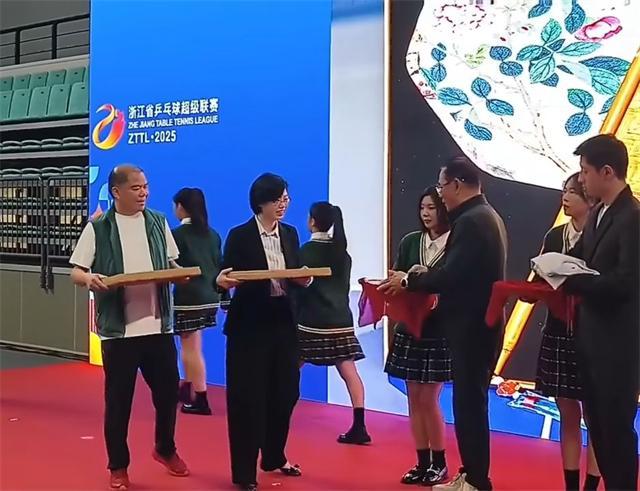 张继科俩字点评蔡振华！公开表态为国乒再做贡献：我也有能力！(图2)