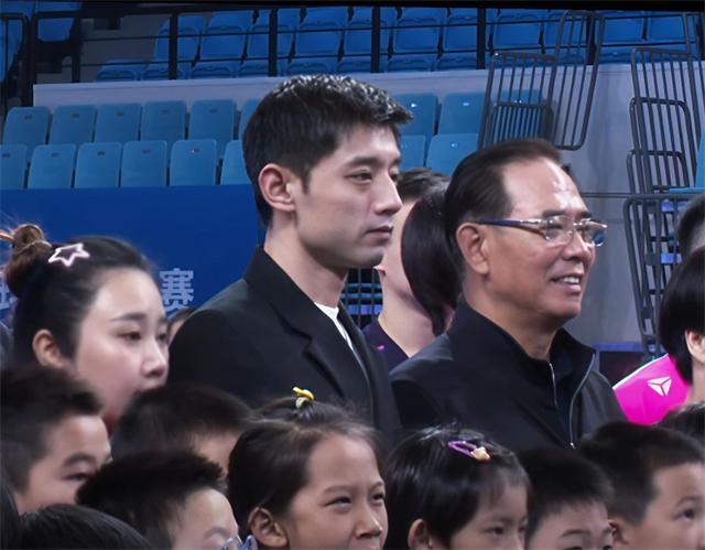 张继科俩字点评蔡振华！公开表态为国乒再做贡献：我也有能力！(图1)