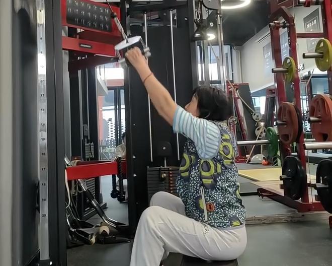 上海75岁老人开始上健身课银发健身是蓝威廉希尔WilliamHill海市场吗？(图1)