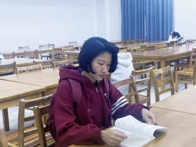 威廉希尔WilliamHill武汉城市学院：从军营到课堂她用担当、坚韧、热爱书写成长故事(图1)