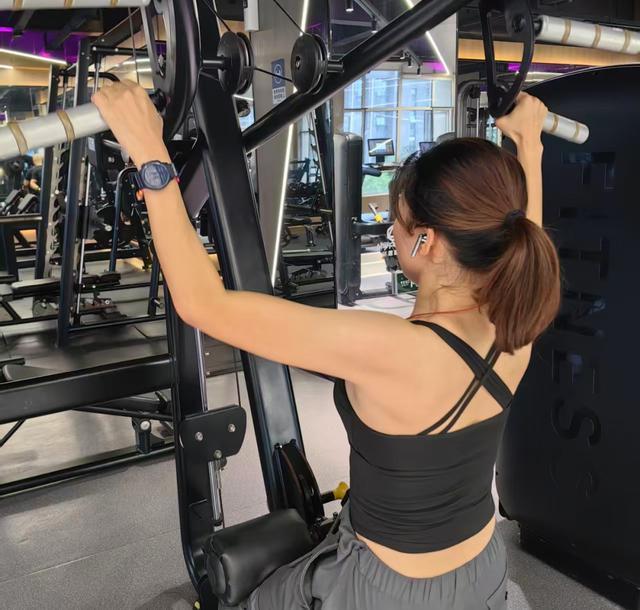 威廉希尔WilliamHill武汉城市学院：从军营到课堂她用担当、坚韧、热爱书写成长故事(图2)