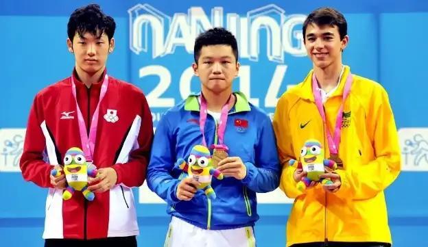 雨果登国际十大王楚钦世乒赛冠军竟落选？乒乓双雄的2025魔幻对照(图3)