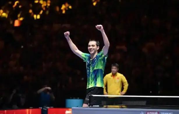 雨果登国际十大王楚钦世乒赛冠军竟落选？乒乓双雄的2025魔幻对照(图5)