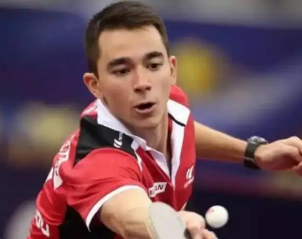 雨果登国际十大王楚钦世乒赛冠军竟落选？乒乓双雄的2025魔幻对照(图1)