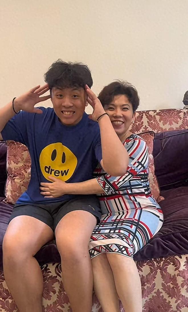 邓亚萍没想到除了身高哪哪都像自己的19岁儿子已经开始争光了(图1)