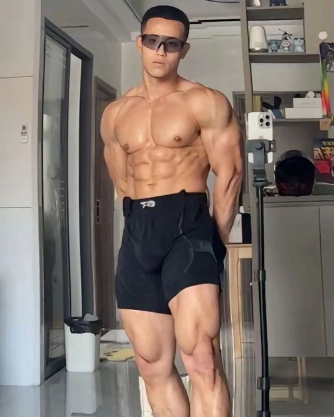 4个哑铃练全身的动作助你高效燃脂降低体脂率！(图1)