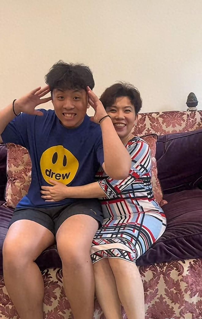 邓亚萍儿子：身高1米85继承母亲天赋为国争光母子共用一张脸(图1)